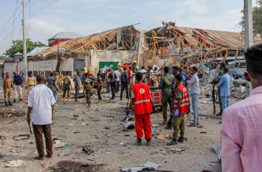 Bomb explodes outside school in Somali capital, killing 8