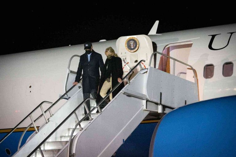 Barack Obama arrives on Martha's Vineyard for annual summer vacation