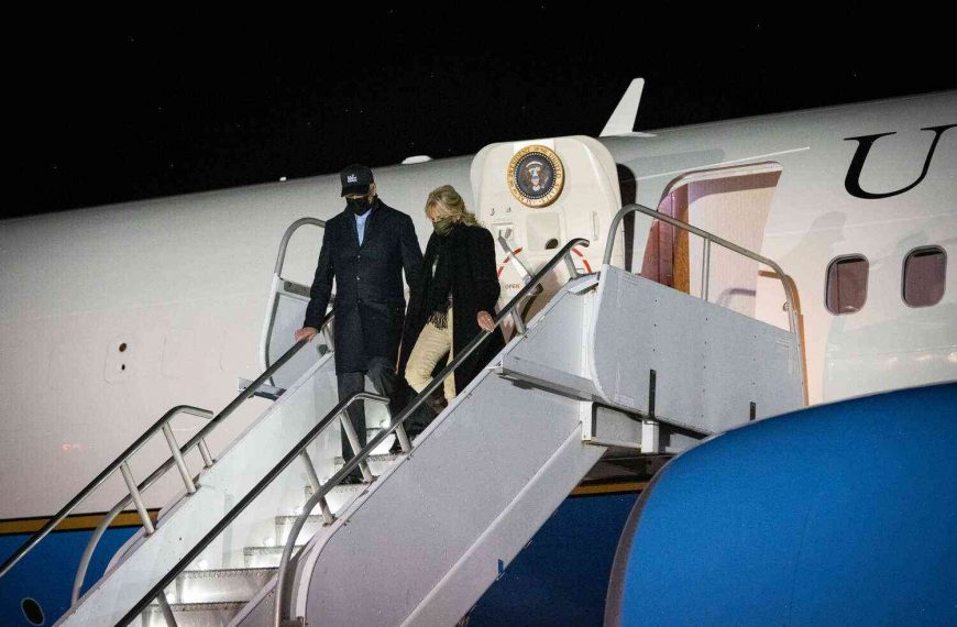 Barack Obama arrives on Martha’s Vineyard for annual summer vacation